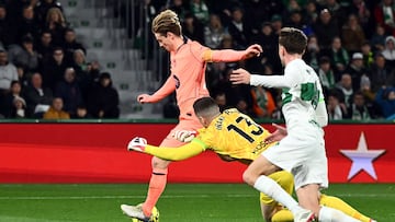Barcelona's Dutch midfielder #21 Frenkie De Jong (L), Elche's Spanish goalkeeper #13 Inaki Pena and Elche's Spanish midfielder #08 Marc Aguado vie for the ball during the Spanish league football match between Elche CF and FC Barcelona at thge Martinez Valero stadium in Elche on January 31, 2026. (Photo by JOSE JORDAN / AFP)