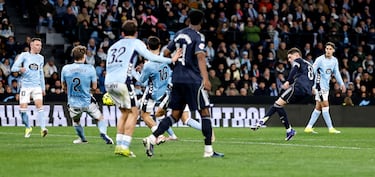 1-2. Federico Valverde controla en la frontal del área y dispara con la derecha. El balón rebota en Marcos Alonso al girarse y desvía la trayectoria engañando a Ionut Ranu.