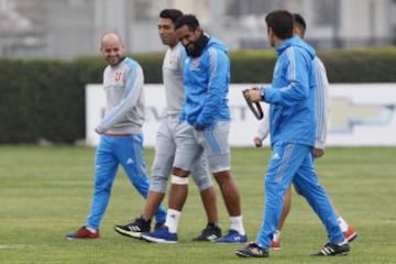 Los jugador  de  de Universidad de Chile Gonzalo Jara, Gustavo Lorenzetti, Jean Beausejour, Gonzalo Espinoza y Lorenzo Reyes son fotografiados  durante  el entrenamiento  en las canchas del CDA en Santiago, Chile.