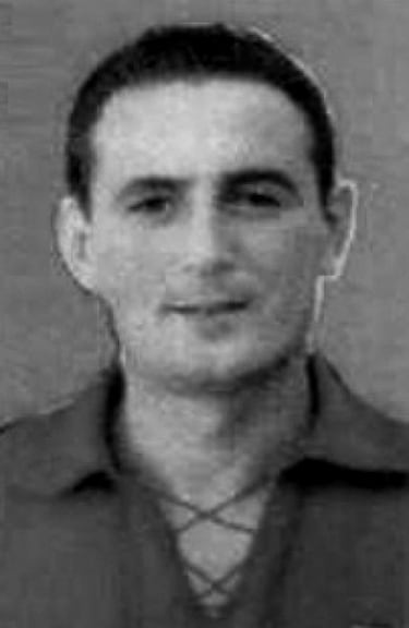 Vicente Morera, delantero valenciano de juego elegante y resolutivo, tuvo un breve paso por el FC Barcelona en la temporada 1945–46, donde apenas disputó tres partidos de Liga debido a la fuerte competencia en la delantera con figuras como César y Escolá. Al año siguiente fichó por el Valencia CF, donde vivió su consagración: en su primera campaña anotó 11 goles en 15 partidos y fue clave en la conquista de la Liga 1946–47, convirtiéndose en una alternativa de lujo al mítico Mundo y ganándose el cariño de la afición por su eficacia goleadora y estilo vistoso.