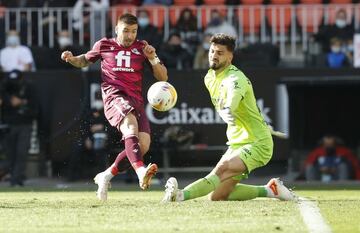 El georgiano atajó cual portero de balonmano un 1 vs 1 ante Portu.