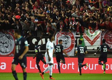 La grada se partió tras el gol de Touré con la celebración de los seguidores del Lille. Hay más de 20 heridos de distinta consideración. El partido fue suspendido.