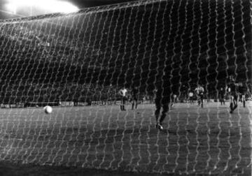 Copa del Rey 1977-1978. (19/04/78). Estadio Santiago Bernabéu. Barcelona-Las Palmas. Los azulgranas ganan 3-1. Los goleadores, Rexach en dos ocasiones, Brindisi y Asensi. Es la primera Copa con extranjeros y también hubo cambio en el color de las tarjetas, del blanco paso al amarillo.