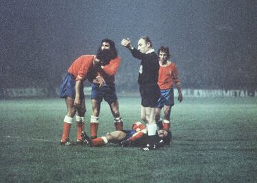 El 10 de abril de 1974 el Atlético jugó uno de los partidos más emblemáticos en la historia del club rojiblanco. El equipo madrileño jugó la semifinal ida de la Copa de Europa ante el Celtic de Glasgow, con un lleno en Celtic Park (73.000 espectadores). El partido finalizó con empate a cero y el Atlético acabó con ocho jugadores por las expulsiones de Panadero Díaz, Ayala y Quique. Arbitró el turco Babacan. El equipo madrileño, entrenado por Juan Carlos Lorenzo, aguantó como pudo y sacó un empate con sabor a triunfo. Hubo incidentes al final del partido y se creó un ambiente único para la vuelta. Reina; Melo, Ovejero, Benegas, Panadero; Eusebio, Adelardo, Heredia, Irureta (Alberto, 70’); Ayala y Gárate (Quique, 65) fueron los que jugaron esa noche. En la vuelta, en un Manzanares abarrotado, el Atlético se impuso por 2-0, con goles de Gárate y Adelardo y pasó a la final ante el Bayern, la primera de su historia. 