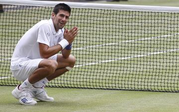 Novak Djokovic alzó su primer trofeo de Wimbledon en 2011.