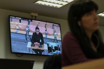 Una pantalla en la sala de prensa muestra el momento en el que la seleccionadora Montse Tom declara como testigo en la Audiencia Nacional en San Fernando de Henares, Madrid, durante el juicio por el beso que el expresidente de la Real Federacin Espa?ola de Ftbol (RFEF) Luis Rubiales dio a Jenni Hermoso tras la final del Mundial de 2023. 