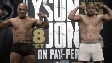 Mike Tyson y Roy Jones durante el pesaje previo a su combate de exhibici&oacute;n.