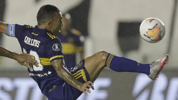 Argentina&#039;s Boca Juniors Carlos Tevez tries to control the ball during the Copa Libertadores semifinal football match against Brazil&#039;s Santos at the Vila Belmiro stadium in Santos, Brazil, on January 13, 2021. (Photo by Andre Penner / POOL / AFP