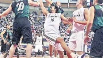 <b>SIN TREGUA. </b>Madrid y Joventut se volcaron en la lucha por los rebotes.