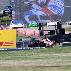 Martín empieza con segundo y medio sobre Bagnaia y Márquez, en el suelo