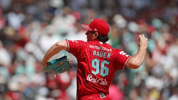 MEX2709. CIUDAD DE MÉXICO (MÉXICO), 24/03/2024.- Trevor Bauer de los Diablos Rojos del México lanza una bola durante un juego amistoso contra los Yankees de Nueva York este domingo, en el estadio Alfredo Harp Helú en la Ciudad de México (México). EFE/ Isaac Esquivel