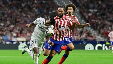 Felipe y Witsel persiguen a Rodrygo durante el Atlético-Real Madrid