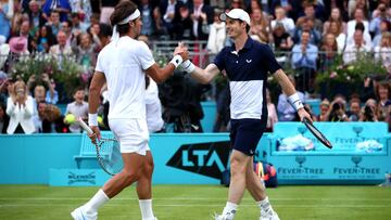 Feliciano López y Andy Murray celebran su victoria ante Juan Sebastian Cabal y Robert Farah en su partido de dobles del Fever-Tree Championships en el Queens Club de Londres.