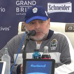 La primera rueda de prensa de Maradona con Gimnasia: de los goles sucios al teatro de revistas