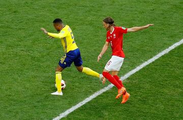 Michael Lang hace falta a Martin Olsson en los ¨²ltimos minutos del encuentro.