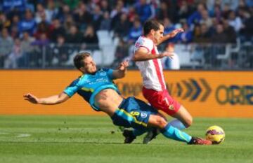 Carriço disputa un balón a Verza.