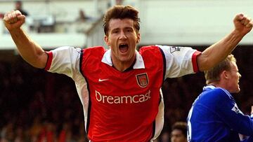 Suker celebra un gol con el Arsenal al Everton