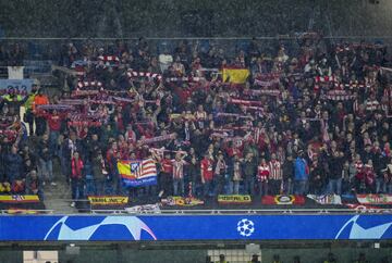 Aficionados del Atlético de Madrid en el Etihad Stadium.