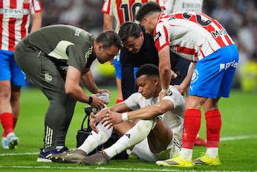 Kylian es atendido por los servicios médicos del Real Madrid.