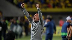 El técnico de la UD Las Palmas, García Pimienta, celebra el ascenso de primera división tras finalizar el partido de la última jornada de LaLiga Smartbank que se disputa este sábado en el Estadio Gran Canaria.