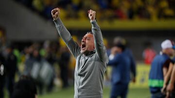 El técnico de la UD Las Palmas, García Pimienta, celebra el ascenso de primera división tras finalizar el partido de la última jornada de LaLiga Smartbank que se disputa este sábado en el Estadio Gran Canaria.