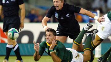 Joost van der Westhuizen pasa el oval durante un partido ante Nueva Zelanda en la Copa del Mundo de Rugby 2003.