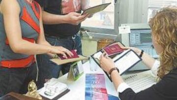 <b>VISADOS LISTOS. </b>Los aficionados vitorianos han batallado con la documentación para el viaje a Rusia. rusa.