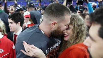BALTIMORE, MARYLAND - JANUARY 28: Travis Kelce #87 of the Kansas City Chiefs celebrates with Taylor Swift after a 17-10 victory against the Baltimore Ravens in the AFC Championship Game at M&T Bank Stadium on January 28, 2024 in Baltimore, Maryland.   Patrick Smith/Getty Images/AFP (Photo by Patrick Smith / GETTY IMAGES NORTH AMERICA / Getty Images via AFP)