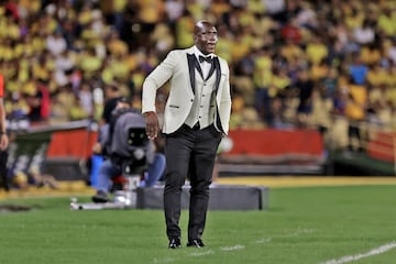 De esta manera tan elegante se present¨® Segundo Castillo, entrenador del Barcelona de Guayaquil, al partido de la Copa Libertadores en el que su equipo se impuso al Corinthians por 3-0. Una victoria contundente y un m¨ªster con mucho glamour.
