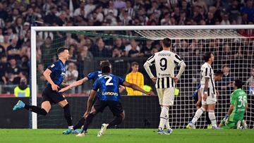 Soccer Football - Coppa Italia - Final - Juventus v Inter Milan - Stadio Olimpico, Rome, Italy - May 11, 2022 Inter Milan's Ivan Perisic celebrates scoring their fourth goal REUTERS/Alberto Lingria