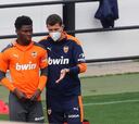 Yunus Musah entre Dest y Jordi Alba