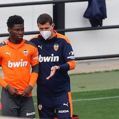 Yunus Musah entre Dest y Jordi Alba