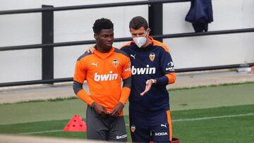 Yunus Musah entre Dest y Jordi Alba