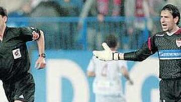 <b>BOTELLAZO. </b>Ayza Gámez corre con la botella de Ballantine's que la grada arrojó sobre Palop en el polémico Atlético-Sevilla del año pasado.