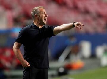 Flick, entrenador del Bayern, dando indicaciones a los suyos durante el partido de cuartos de final de Champions ante el Barça.