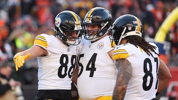 CINCINNATI, OHIO - DECEMBER 01: Pat Freiermuth #88 of the Pittsburgh Steelers celebrates after a touchdown with Zach Frazier #54 and MyCole Pruitt #81 during the third quarter against the Cincinnati Bengals at Paycor Stadium on December 01, 2024 in Cincinnati, Ohio. Andy Lyons/Getty Images/AFP (Photo by ANDY LYONS / GETTY IMAGES NORTH AMERICA / Getty Images via AFP)