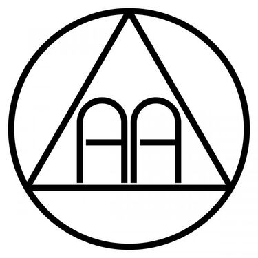 AA es una asociación internacional integrada por alcohólicos en recuperación. Sus agrupaciones son totalmente independientes y sus miembros comparten en las reuniones sus experiencias para ayudar a otros a superar su adicción. Esta asociación se formó en 1935 en Akron, Ohio, por el corredor de bolsa William Griffith Wilson y el doctor Robert Holbrook Smith, ambos con graves problemas derivados de su alcoholismo. Para ser miembro, el único requisito es la manifestación del deseo de dejar la bebida. Tiene prohibido por sus estatutos recibir cualquier tipo de ayuda económica pública o privada y se mantiene gracias a las contribuciones de sus miembros, hecho que garantiza su total independencia.