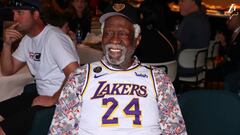 Bill Russell se viste con la camiseta de Kobe Bryant antes del partido de la NBA que enfrenta a Los &Aacute;ngeles Lakers y a los Boston Celtics