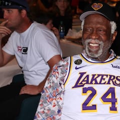 El 'celtic' Bill Russell se viste con la camiseta de Kobe Bryant