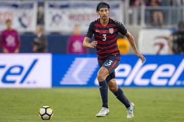 González es hijo de padres mexicanos pero se formó en el fútbol norteamericano por lo que siempre ha estado decidido de representar a USMNT. Incluso, ha sido parte de las selecciones menores.