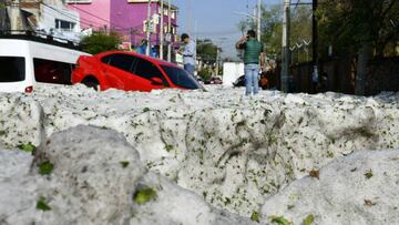 Hist&oacute;rica granizada en Guadalajara alcanza un metro de altura