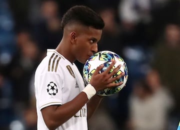 Rodrygo besa el baln con el que marc el gol al Galatasaray en noviembre de 2019.