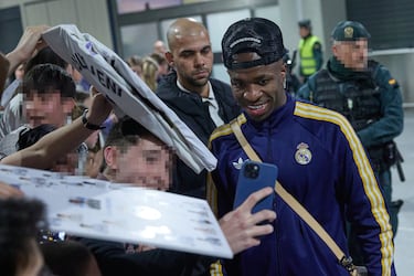 Vinicius con los aficionados del Real Madrid.