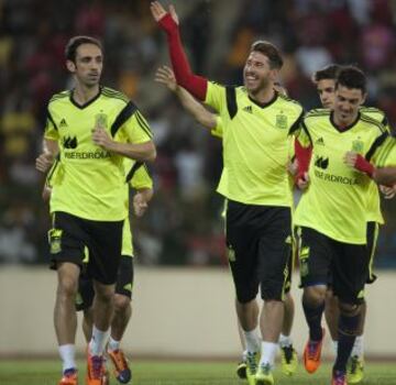 La Roja entreno en el nuevo estadio de Malabo repleto de seguidores que querían ver a nuestros internacionales. Casillas fue de los más aclamados.