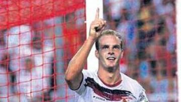 <b>PICHICHI. </b>Kepa celebra uno de los tres goles que consiguió anoche ante el Levante.