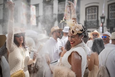 La gente se lanza polvos de talco durante el tradicional Festival de los Indianos durante el Carnaval en Santa Cruz de La Palma, Tenerife, España. 