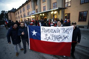 Los jugadores de la Roja recibieron el apoyo de los hinchas en la previa del amistoso ante Suecia.