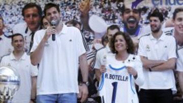 Felipe Reyes, MVP de la final, con la alcaldesa de Madrid, Ana Botella.