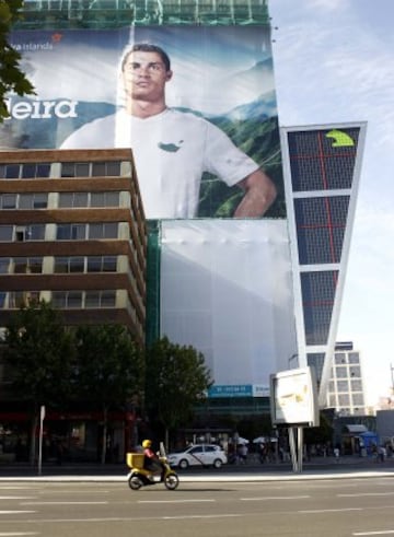 Cristiano Ronaldo en una imagen en la fachada de un edificio en la Plaza Castilla de Madrid.