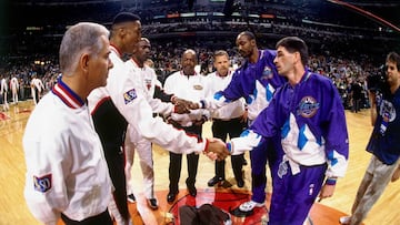 John Stockton y Karl Maloe saludan a Scottie Pippen y Michael Jordan antes del segundo partido de las Finales de la NBA de 1997 entre los Utah Jazz y los Chicago Bulls